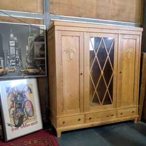 Weichholzschrank, Jugendstil, verglast