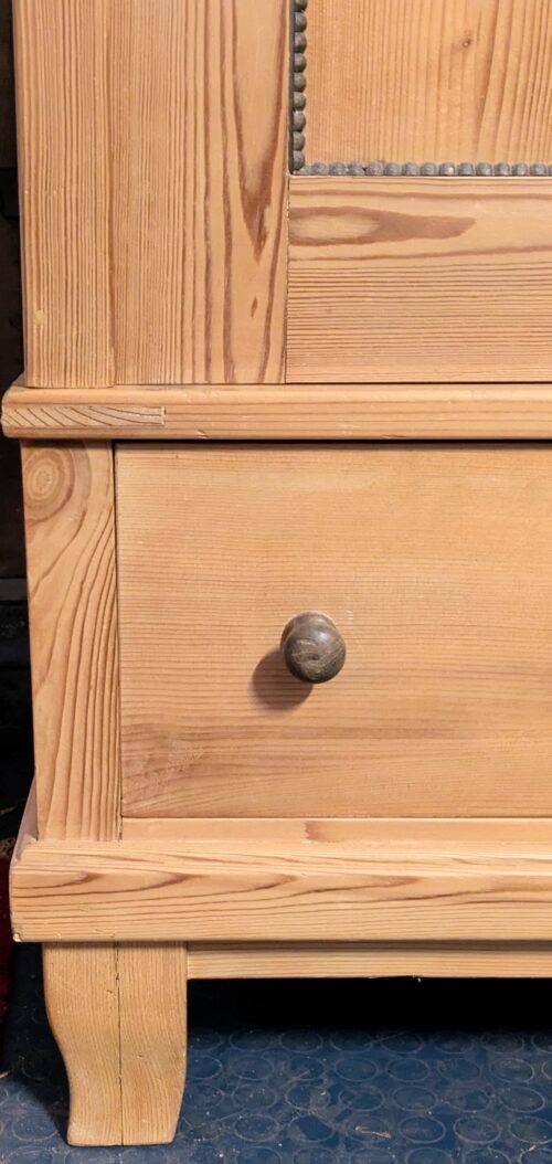 Weichholzschrank, Jugendstil, verglast