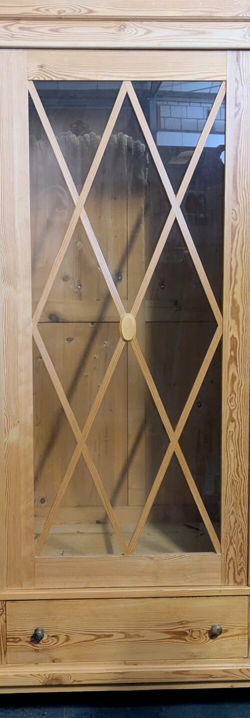 Weichholzschrank, Jugendstil, verglast