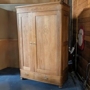 Zierlicher Eichenschrank, Jugendstil, um 1910